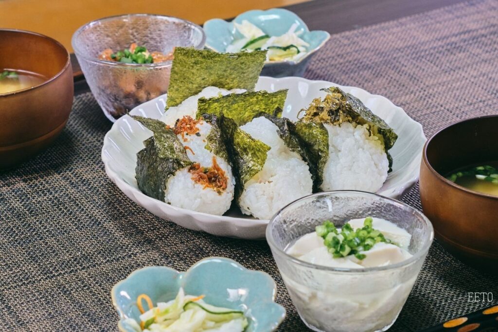 com-nam-onigiri-kieu-nhat