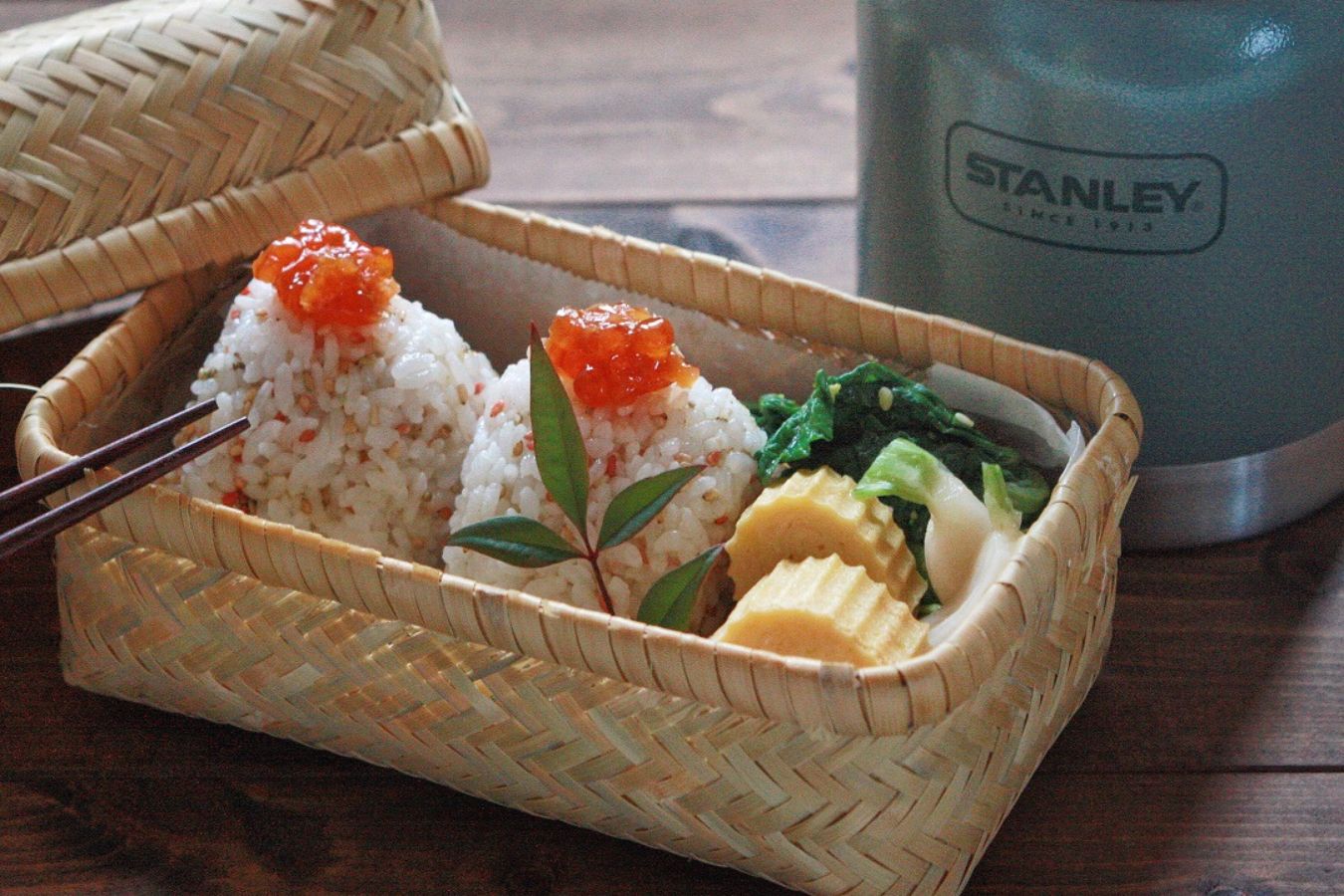 com nam onigiri obento